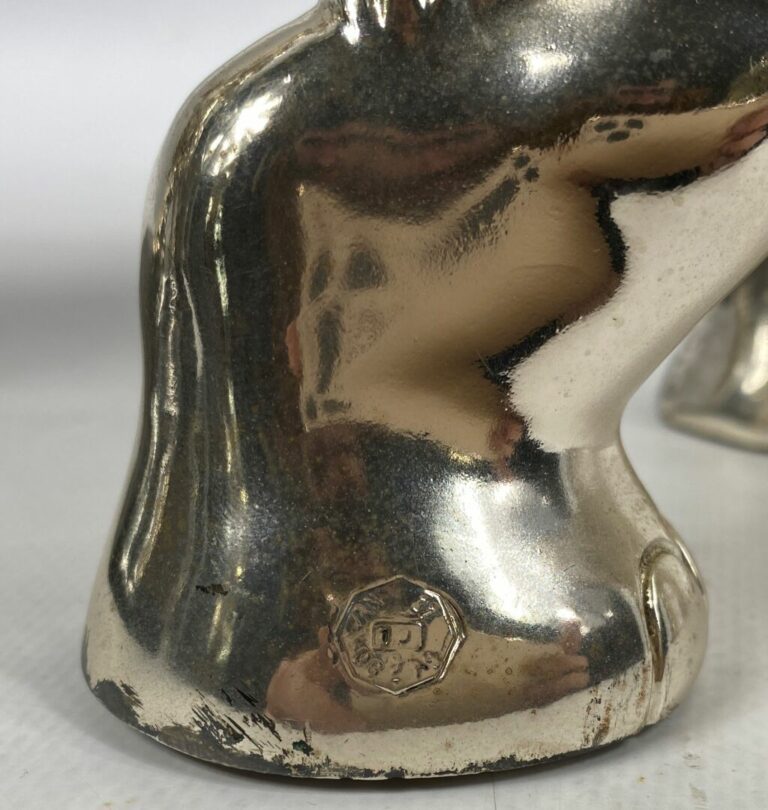 Sujet Eléphant sculpté en argent (min. 800) orné de cabochons de couleur - Poid…