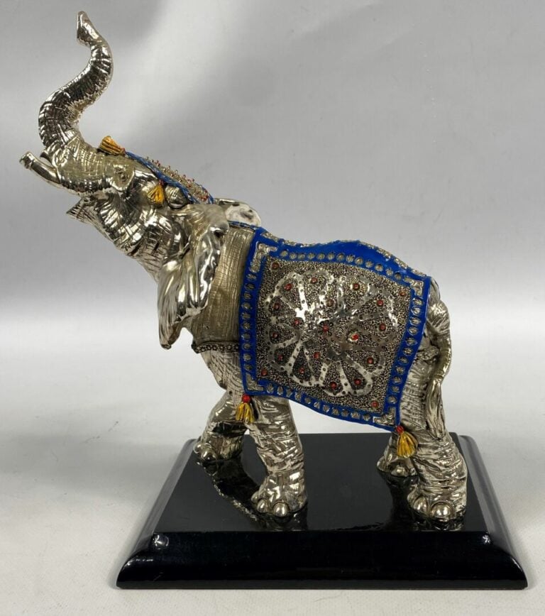 Sujet Eléphant sculpté en argent (min. 800) orné de cabochons de couleur - Poid…