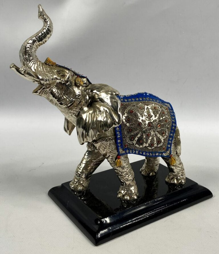 Sujet Eléphant sculpté en argent (min. 800) orné de cabochons de couleur - Poid…