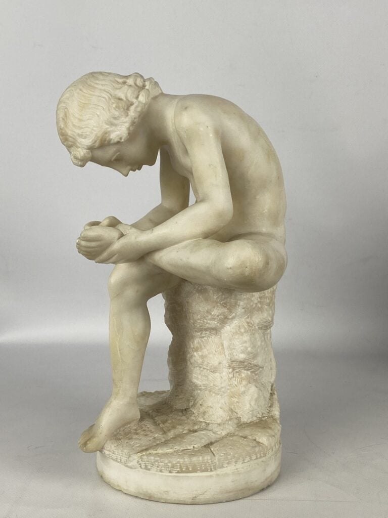 Sujet en albâtre sculpté représentant le tireur d'épines - H : 30 cm - (petits…