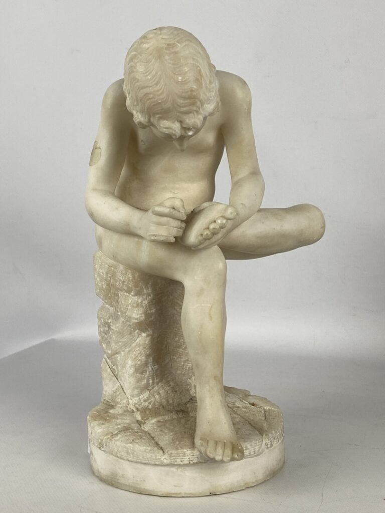 Sujet en albâtre sculpté représentant le tireur d'épines - H : 30 cm - (petits…