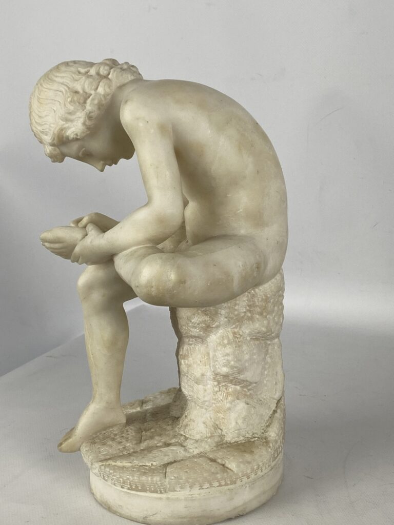 Sujet en albâtre sculpté représentant le tireur d'épines - H : 30 cm - (petits…