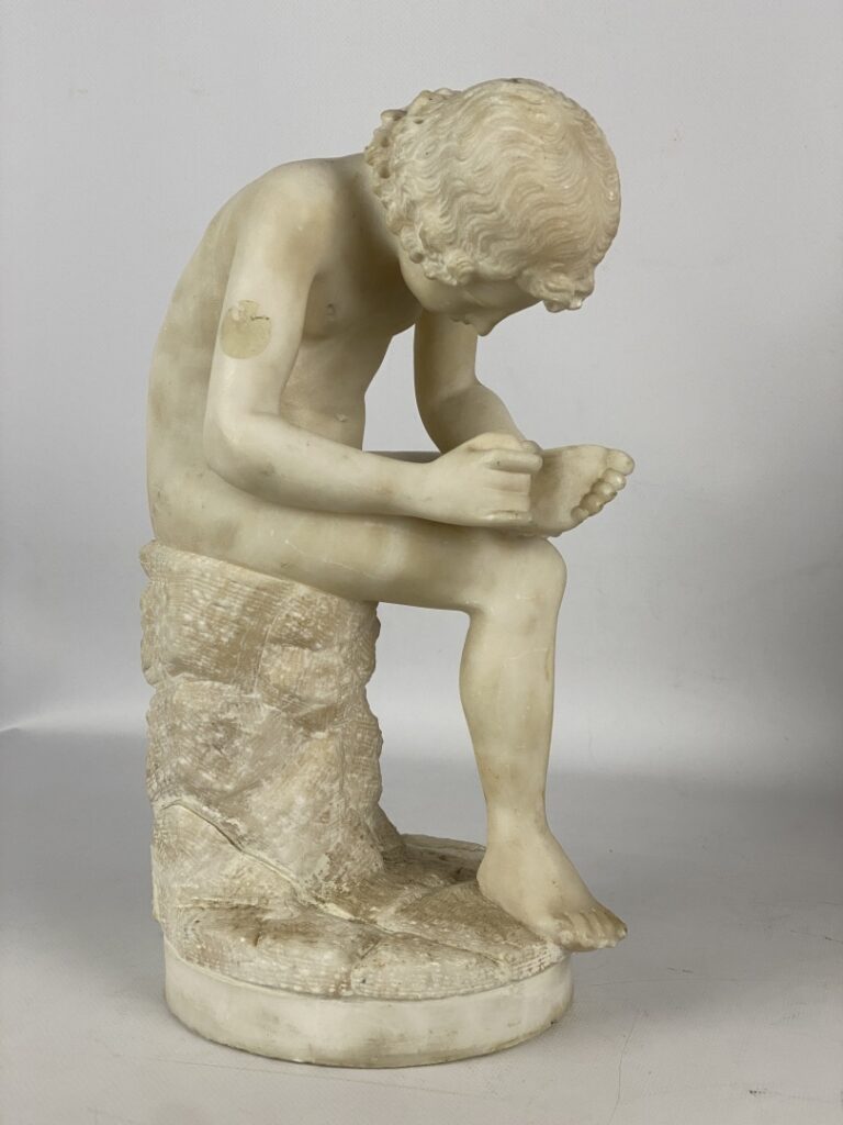 Sujet en albâtre sculpté représentant le tireur d'épines - H : 30 cm - (petits…