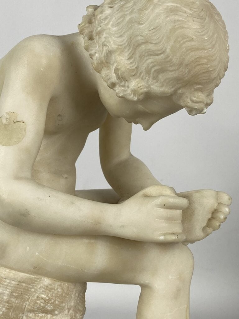 Sujet en albâtre sculpté représentant le tireur d'épines - H : 30 cm - (petits…