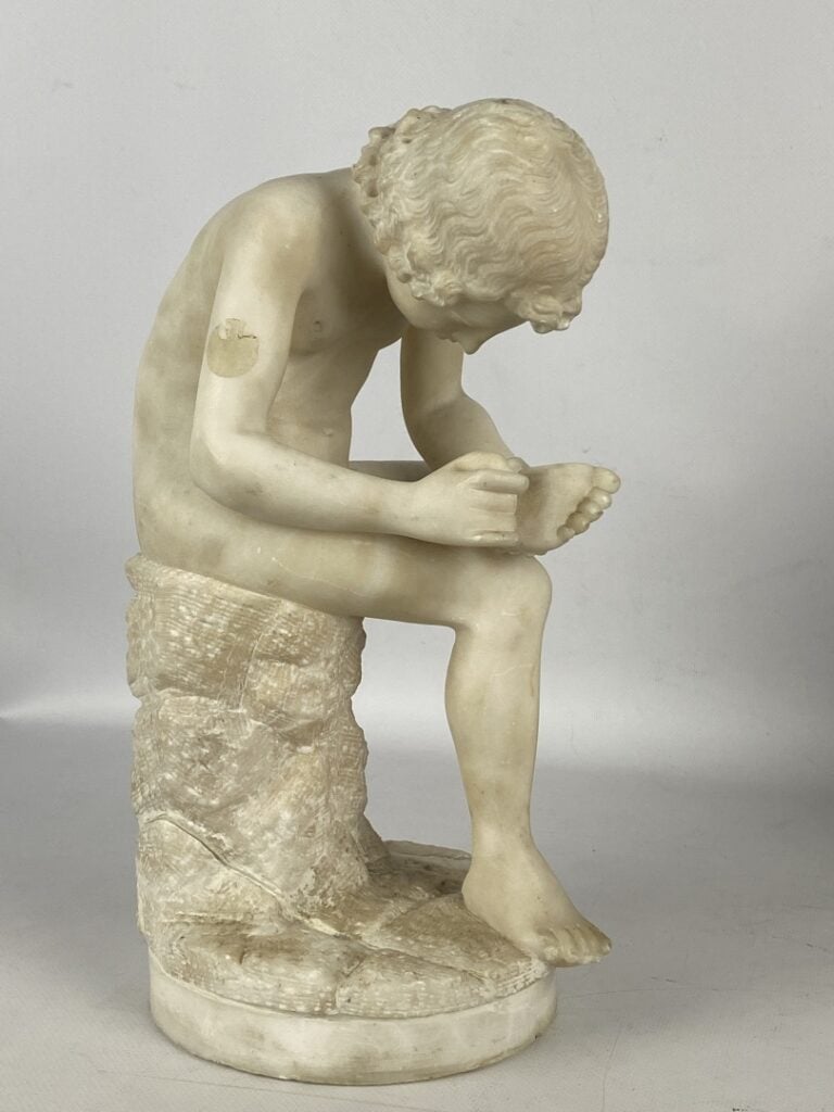 Sujet en albâtre sculpté représentant le tireur d'épines - H : 30 cm - (petits…