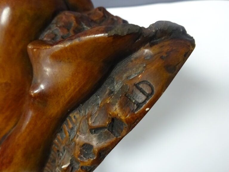 Sujet en barbotine représentant une tahitienne en Eve, monogrammée LD. Années 5…