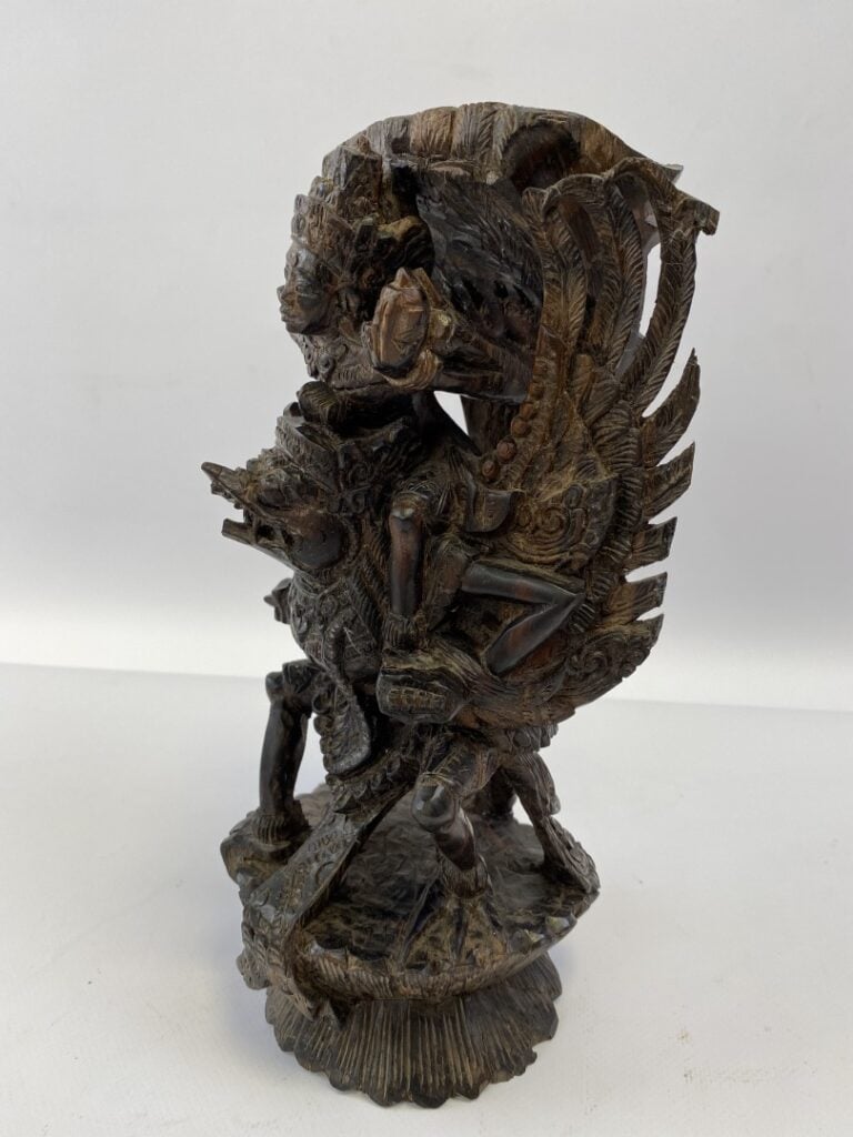 SUJET EN BOIS A L'EFFIGIE VISHNU CHEVAUCHANT LE DIEU-AIGLE GARUDA - Asie du Sud…