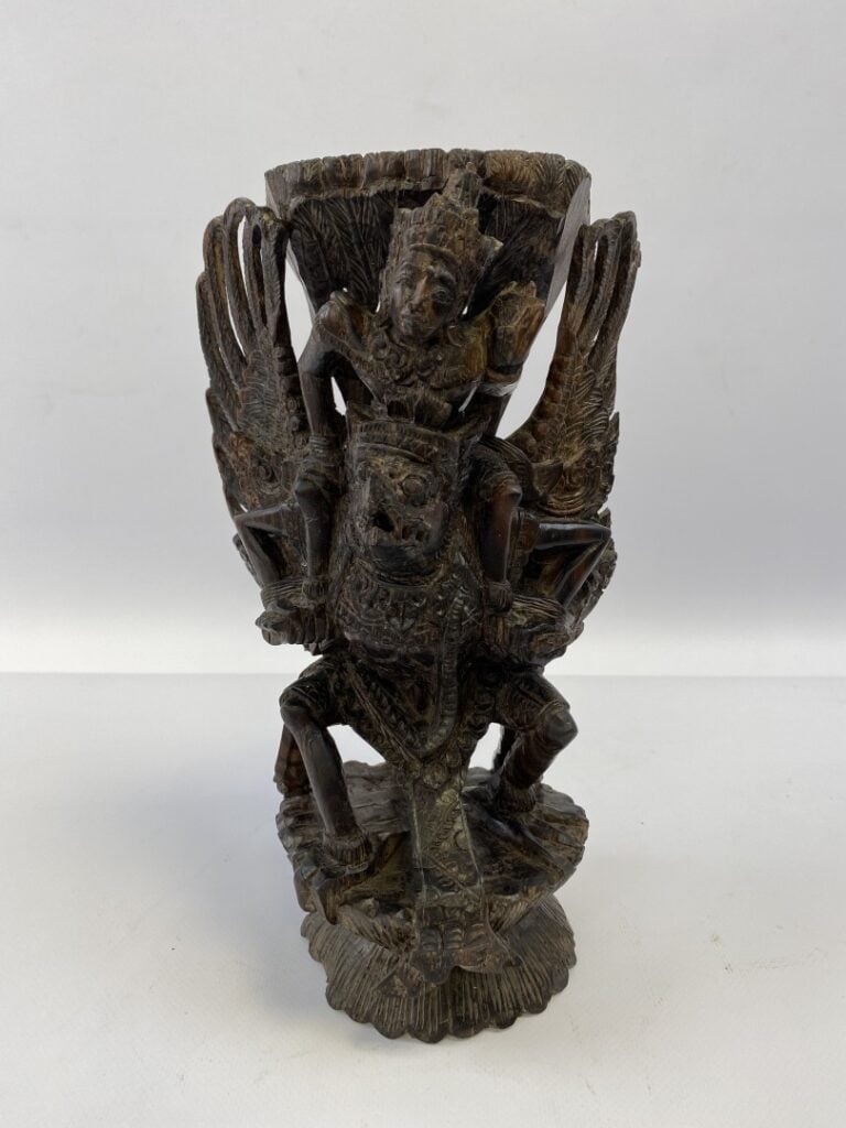 SUJET EN BOIS A L'EFFIGIE VISHNU CHEVAUCHANT LE DIEU-AIGLE GARUDA - Asie du Sud…