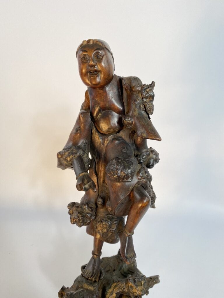 SUJET EN BOIS DE RONCE A L'EFFIGIE DE LIU HAI - Chine, XIXe siècle - Il est deb…