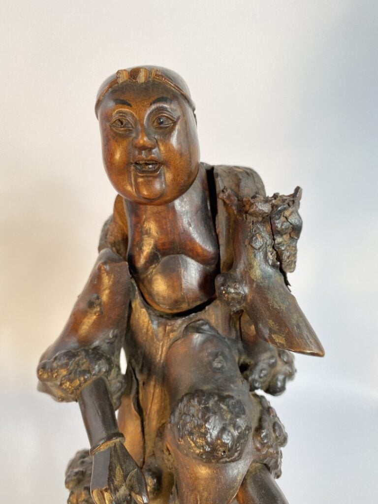 SUJET EN BOIS DE RONCE A L'EFFIGIE DE LIU HAI - Chine, XIXe siècle - Il est deb…