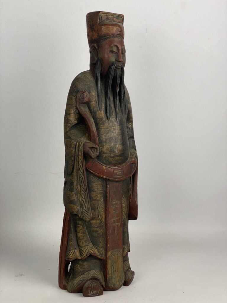 Sujet en bois laqué rouge et doré sculpté - Chine - Représentant l'un des trois…