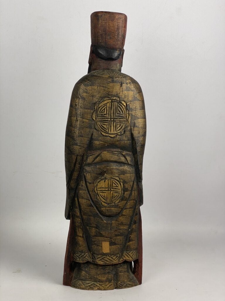 Sujet en bois laqué rouge et doré sculpté - Chine - Représentant l'un des trois…