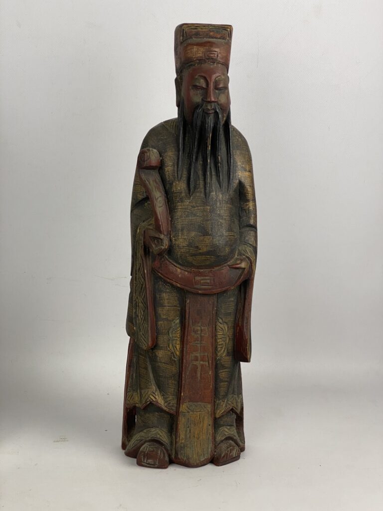 Sujet en bois laqué rouge et doré sculpté - Chine - Représentant l'un des trois…