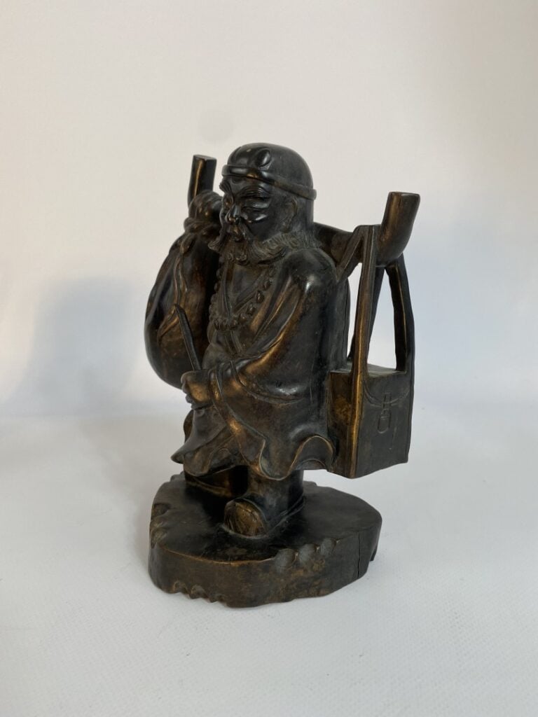 SUJET EN BOIS NOIRCI SCULPTE A L'EFFIGIE D'UN VIEIL HOMME - Il se tient debout…