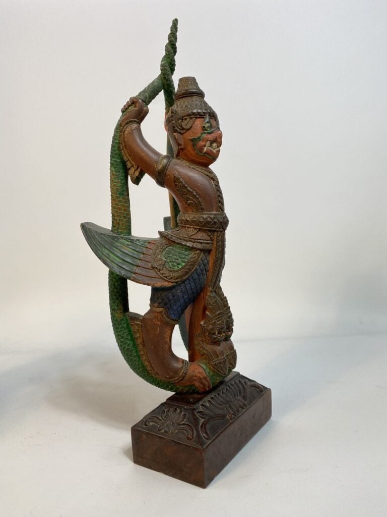 SUJET EN BOIS POLYCHROME SCULPTE A L'EFFIGIE GARUDA - Sud-Est Asiatique - Il es…