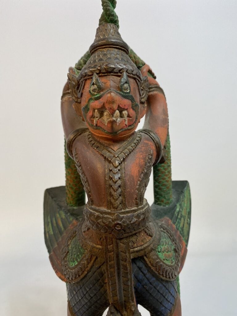 SUJET EN BOIS POLYCHROME SCULPTE A L'EFFIGIE GARUDA - Sud-Est Asiatique - Il es…