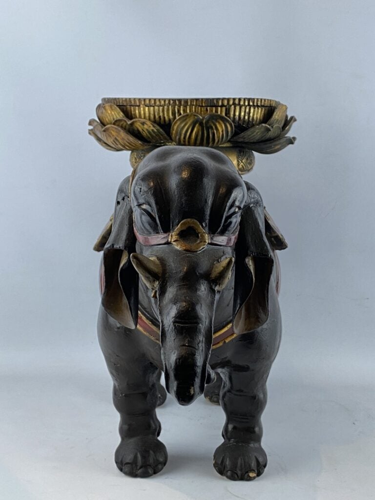 Sujet en bois sculpté polychrome doré laqué représentant un éléphant - Sud-Est…
