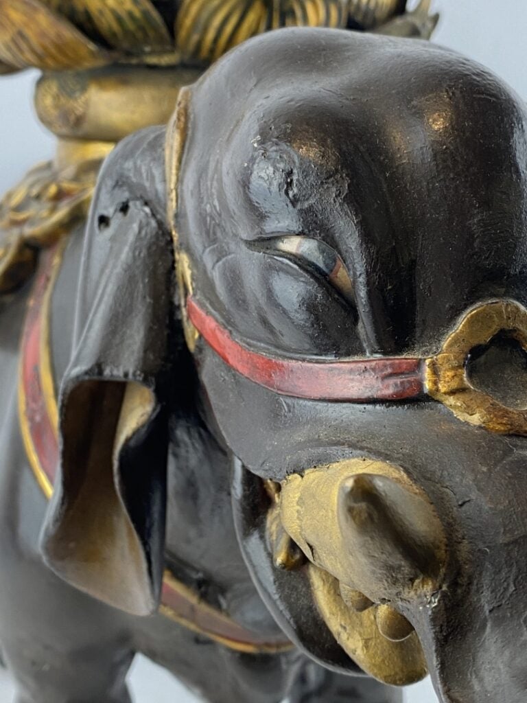 Sujet en bois sculpté polychrome doré laqué représentant un éléphant - Sud-Est…