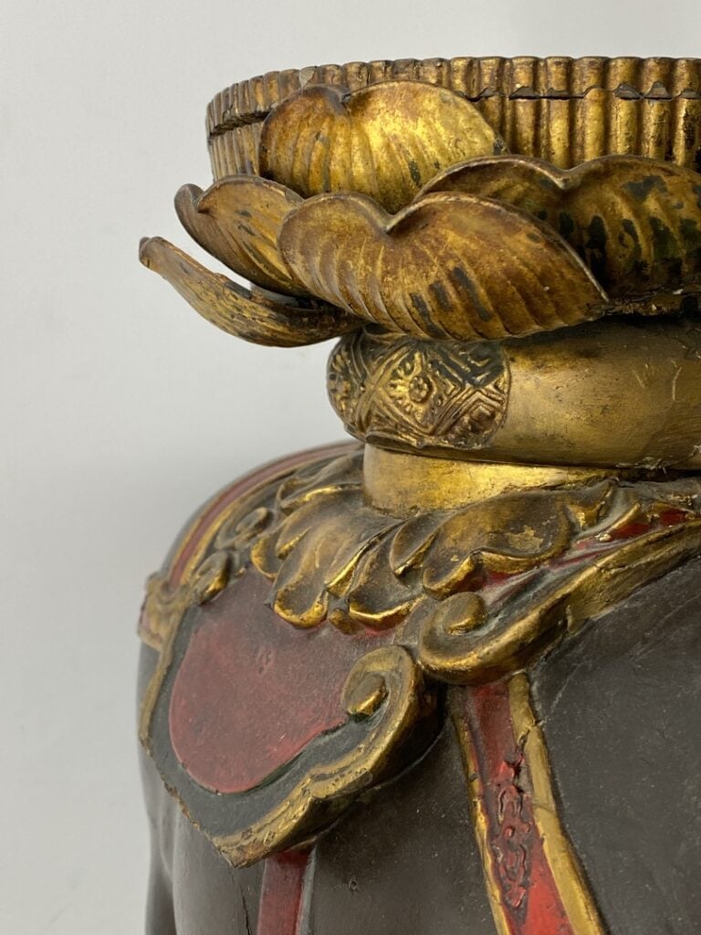 Sujet en bois sculpté polychrome doré laqué représentant un éléphant - Sud-Est…