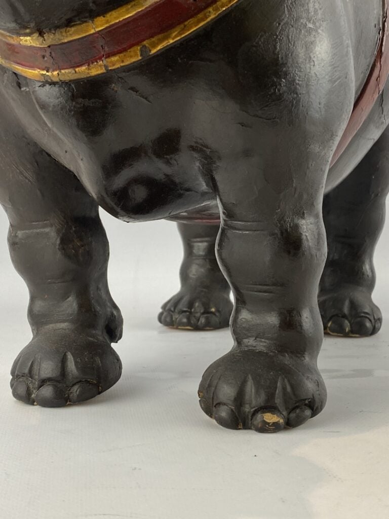Sujet en bois sculpté polychrome doré laqué représentant un éléphant - Sud-Est…