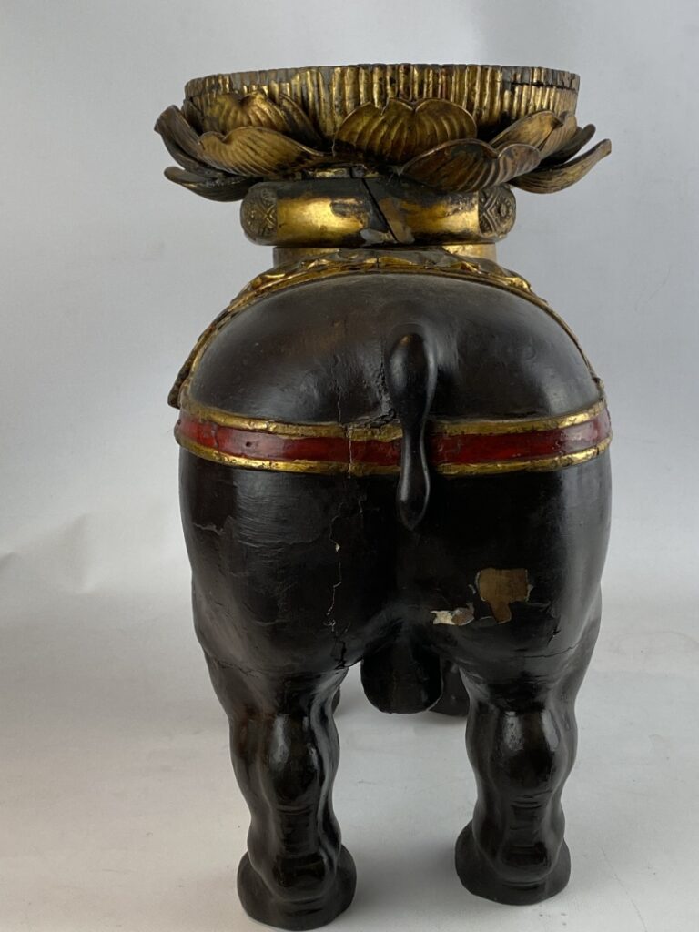 Sujet en bois sculpté polychrome doré laqué représentant un éléphant - Sud-Est…