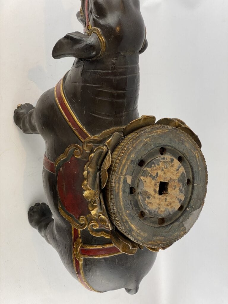 Sujet en bois sculpté polychrome doré laqué représentant un éléphant - Sud-Est…