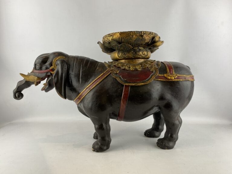 Sujet en bois sculpté polychrome doré laqué représentant un éléphant - Sud-Est…