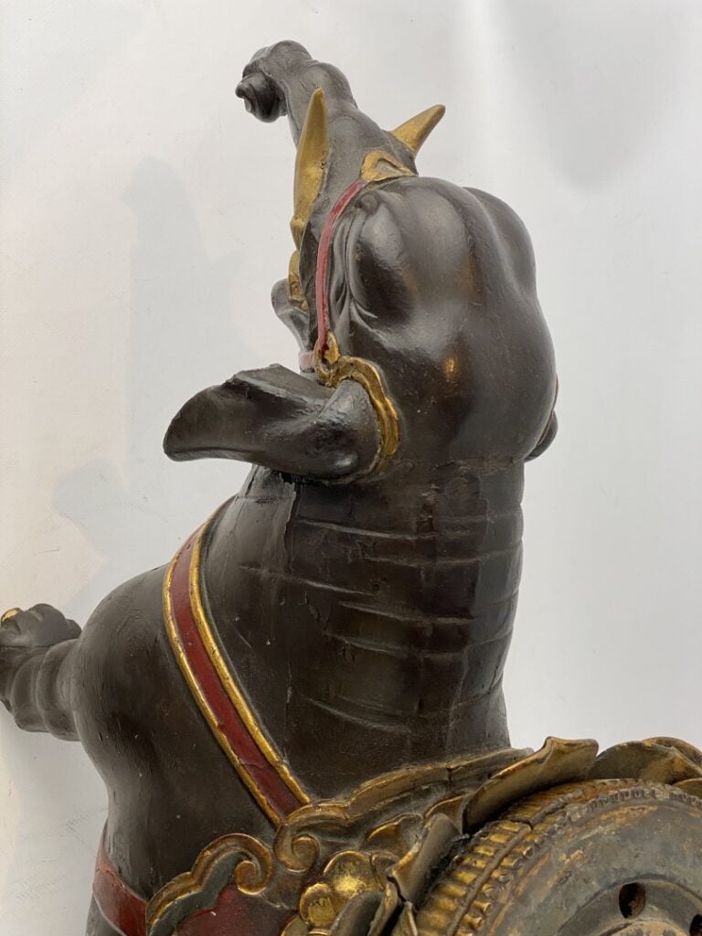 Sujet en bois sculpté polychrome doré laqué représentant un éléphant - Sud-Est…
