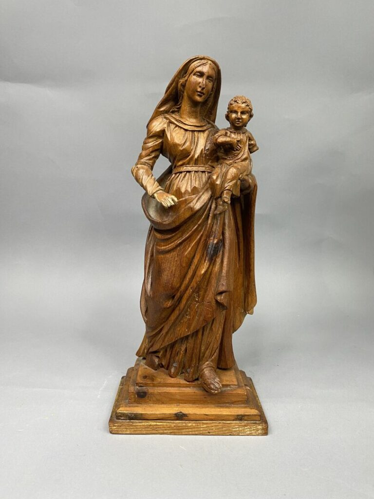 Sujet en bois sculpté représentant une Vierge à l'Enfant