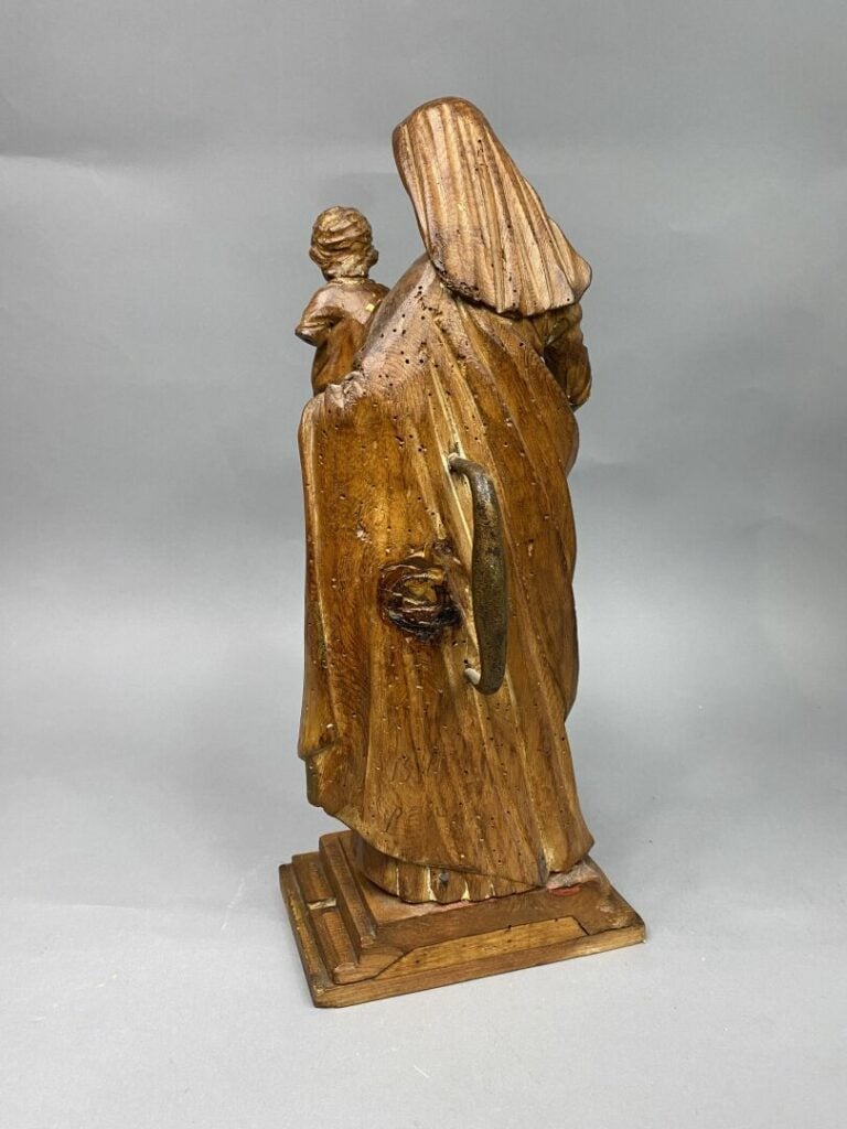 Sujet en bois sculpté représentant une Vierge à l'Enfant