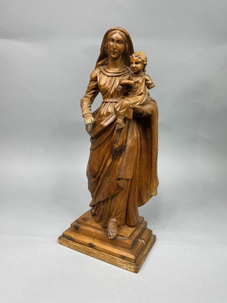 Sujet en bois sculpté représentant une Vierge à l'Enfant