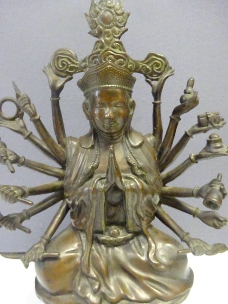 [-] SUJET EN BRONZE A L'EFFIGIE DU BODHISATTVA AVALOKITESVARA AUX MULTIPLES BRA…