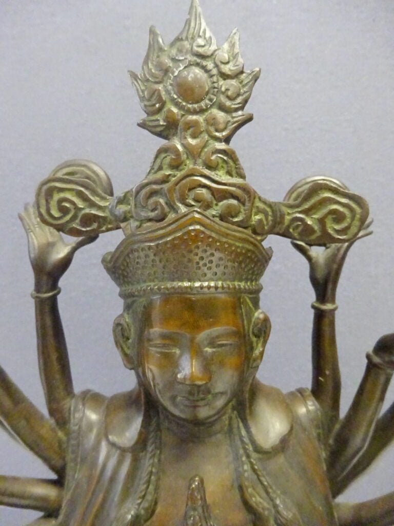 [-] SUJET EN BRONZE A L'EFFIGIE DU BODHISATTVA AVALOKITESVARA AUX MULTIPLES BRA…