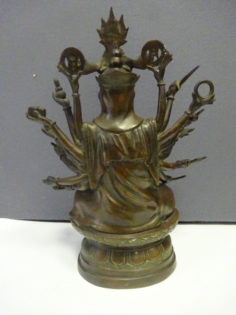 [-] SUJET EN BRONZE A L'EFFIGIE DU BODHISATTVA AVALOKITESVARA AUX MULTIPLES BRA…