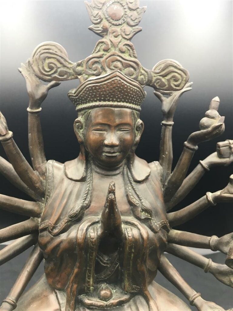 [-] SUJET EN BRONZE A L'EFFIGIE DU BODHISATTVA AVALOKITESVARA AUX MULTIPLES BRA…