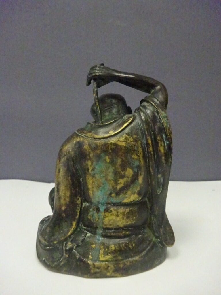SUJET EN BRONZE A L'EFFIGIE D'UN VIEILLARD - Chine ou Japon - Assis sur une bas…