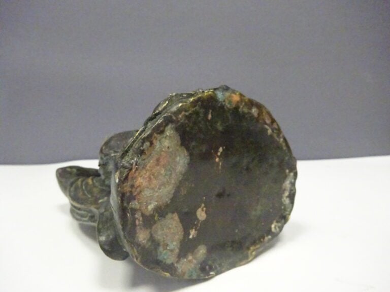 SUJET EN BRONZE A L'EFFIGIE D'UN VIEILLARD - Chine ou Japon - Assis sur une bas…