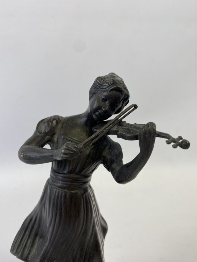 Sujet en bronze à l'effigie d'une jeune fille jouant du violant - Signé - H: ?…
