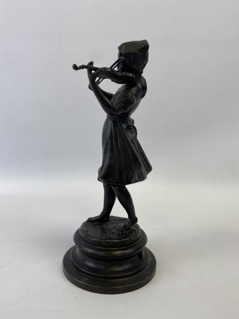 Sujet en bronze à l'effigie d'une jeune fille jouant du violant - Signé - H: ?…