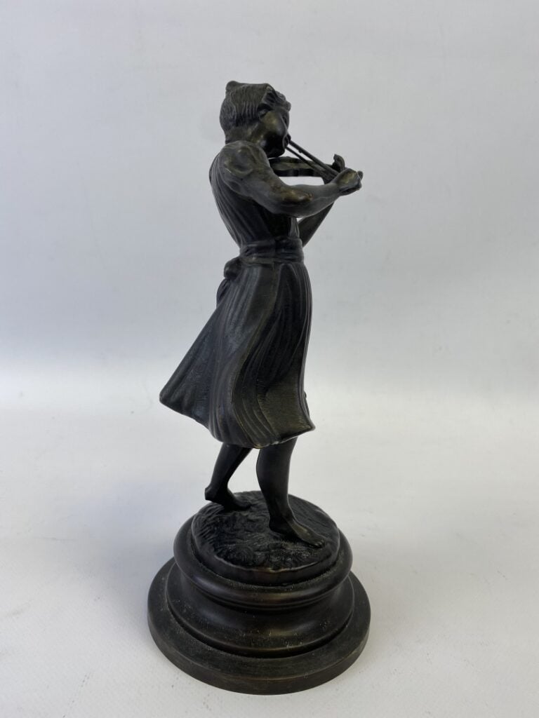Sujet en bronze à l'effigie d'une jeune fille jouant du violant - Signé - H: ?…