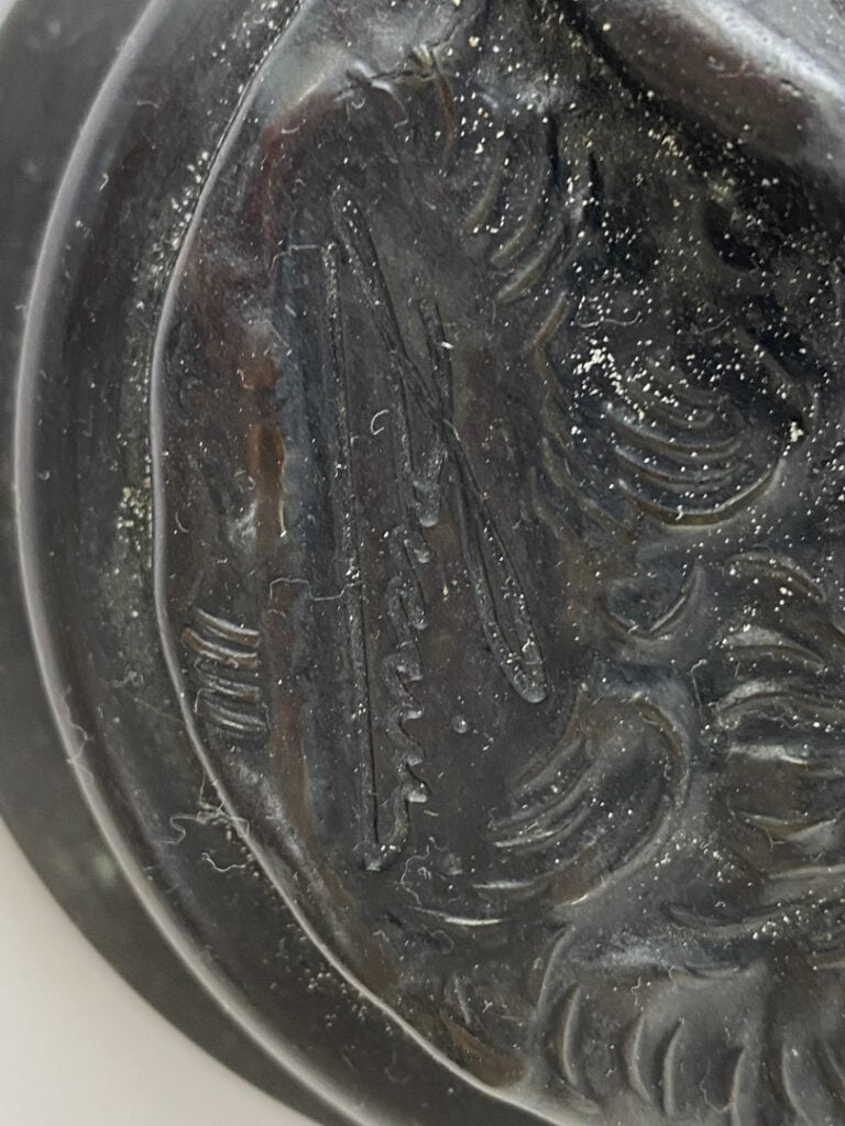 Sujet en bronze à l'effigie d'une jeune fille jouant du violant - Signé - H: ?…