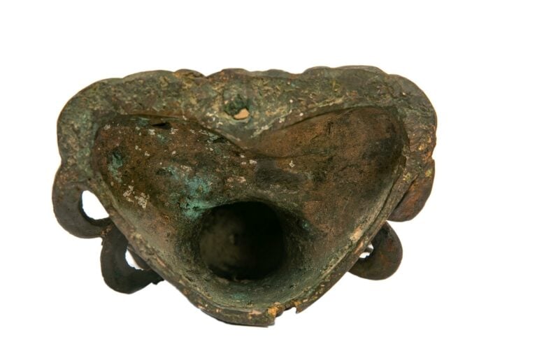 [.] SUJET EN BRONZE A PATINE BRUNE A L'EFFIGIE DE GUANYIN - Chine, Dynastie Min…
