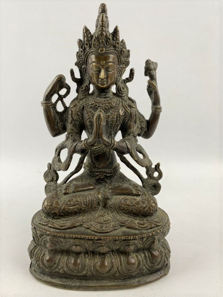 Sujet en bronze à patine brune figurant une divinité assise en padmasana faisan…