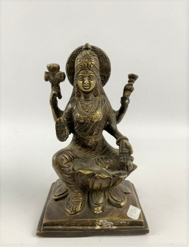 Sujet en bronze à patine mordorée sculpté figurant une divinité féminine à quat…