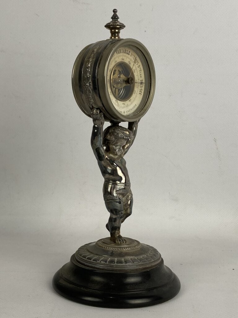 Sujet en bronze argenté sculpté figurant un putto soutenant un baromètre