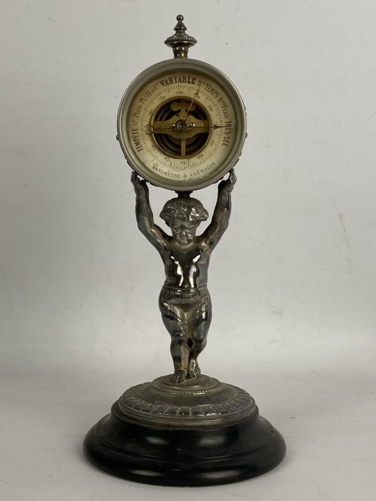 Sujet en bronze argenté sculpté figurant un putto soutenant un baromètre