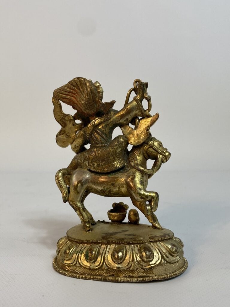 SUJET EN BRONZE DORE A L'EFFIGIE DE VAJRAPANI SUR SON CHEVAL - Tibet - Il est r…