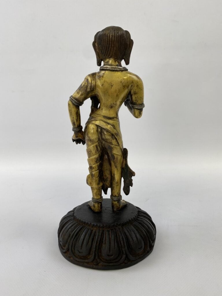 Sujet en bronze doré - Tibet - Représentant Padmapani debout légèrement déhanch…
