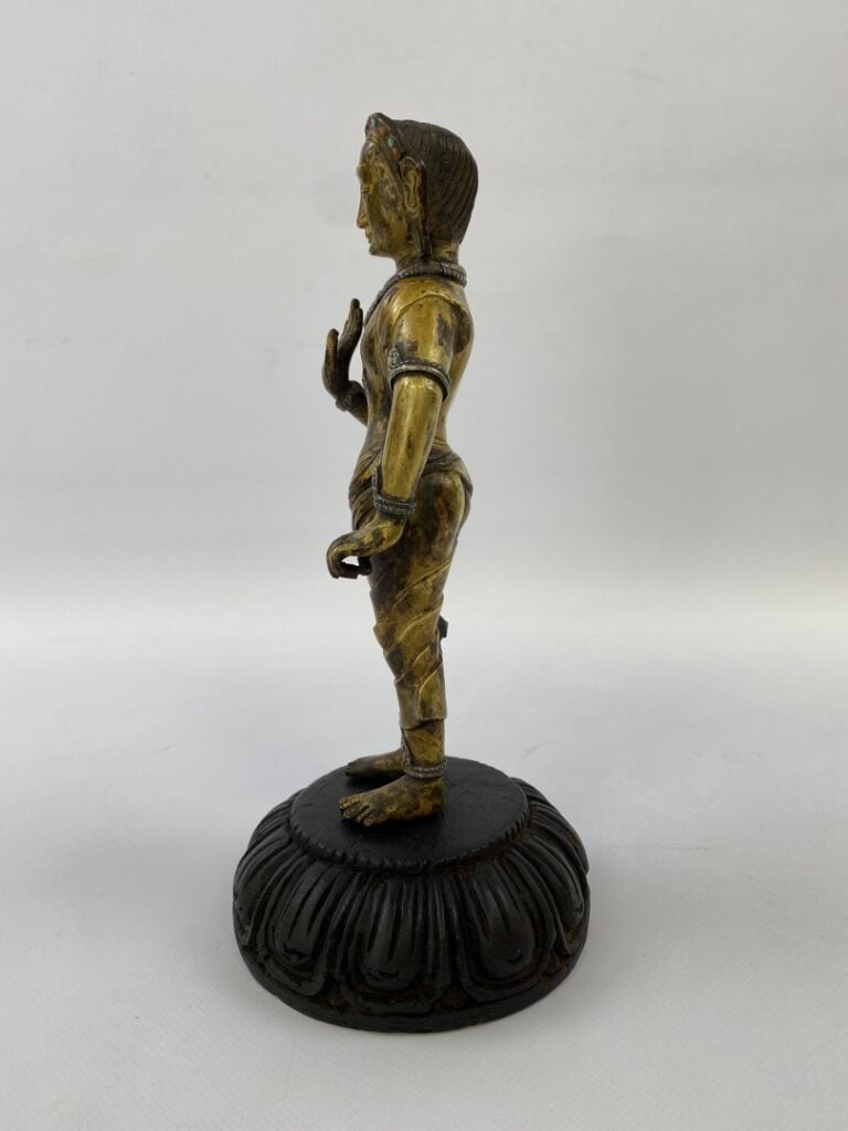 Sujet en bronze doré - Tibet - Représentant Padmapani debout légèrement déhanch…
