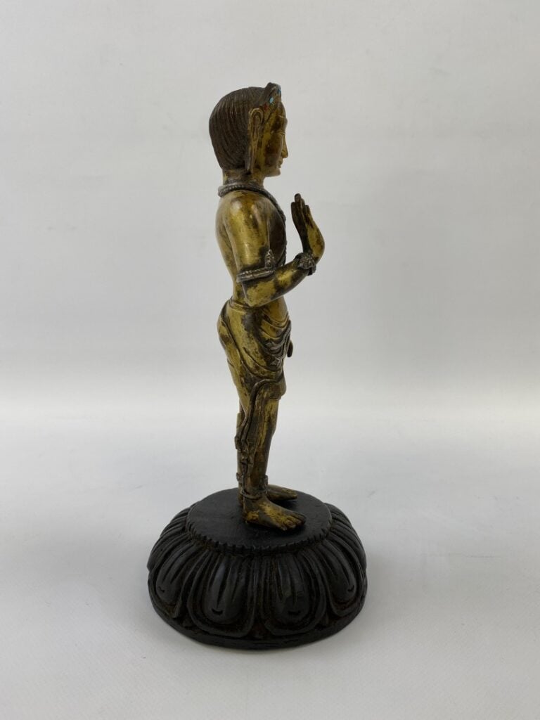 Sujet en bronze doré - Tibet - Représentant Padmapani debout légèrement déhanch…